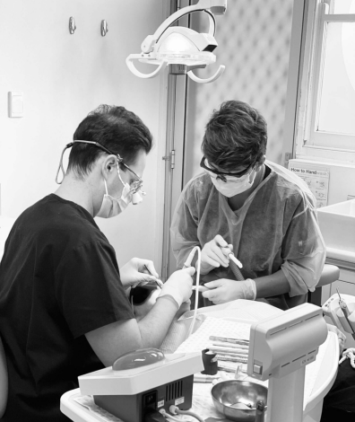 what are impacted wisdom teeth, and how are they different from regular wisdom teeth